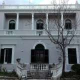 ...e una maestosa villa lilla in cui risaltano i particolari cornicioni monumentali